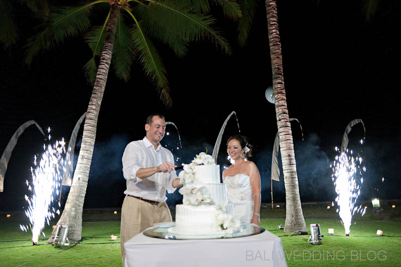 cake ccutting Bali luxury wedding